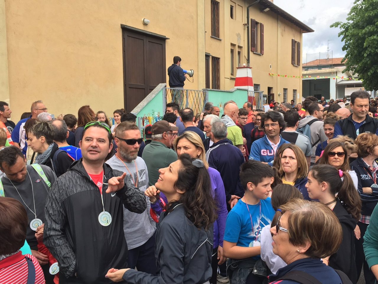 Marcia con mille persone per la festa dell’oratorio VIDEO
