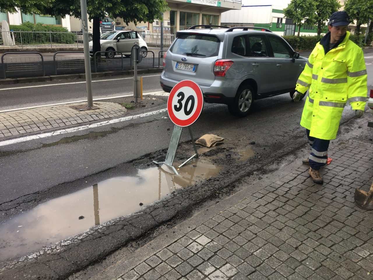 Buca in strada quattro veicoli danneggiati