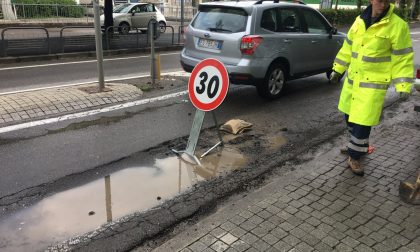 Buca in strada quattro veicoli danneggiati