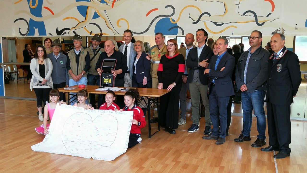 Defibrillatore donato alla scuola da Polisportiva e Volontari del Lario