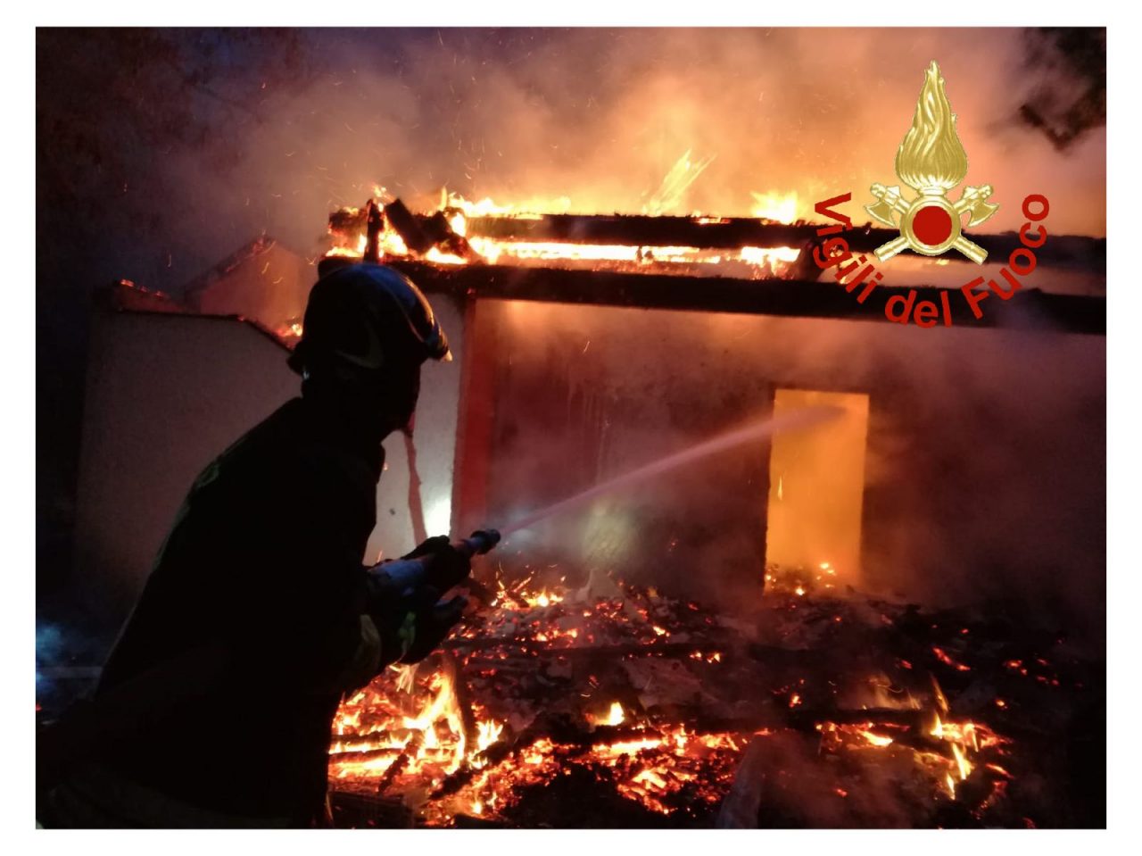 Spaventoso incendio a Caslino d’Erba casa distrutta