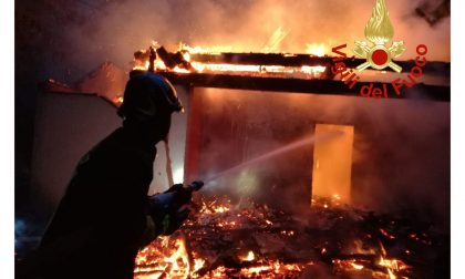 Spaventoso incendio a Caslino d'Erba casa distrutta