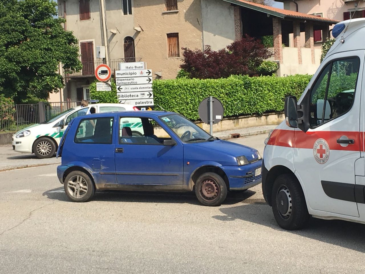 Scoppia una gomma e perde il controllo dell’auto FOTO