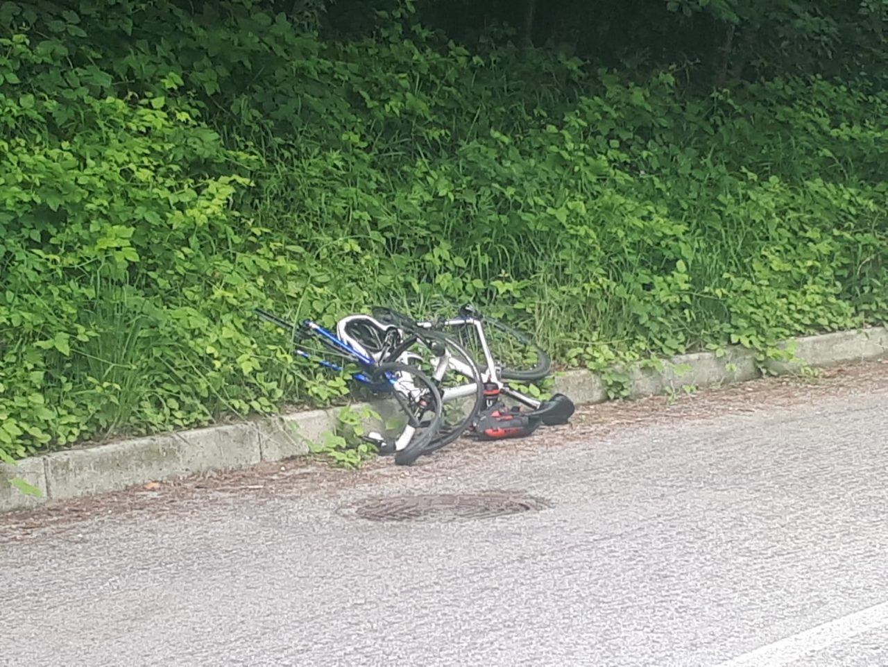 Giovane ciclista investito a Rogeno, è grave FOTO