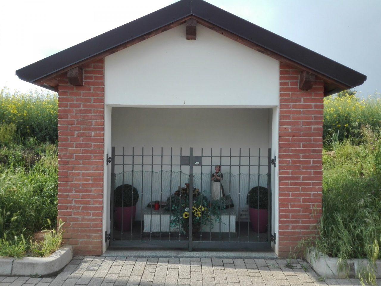 Madonnina rubata e mutilata a Lurago Marinone