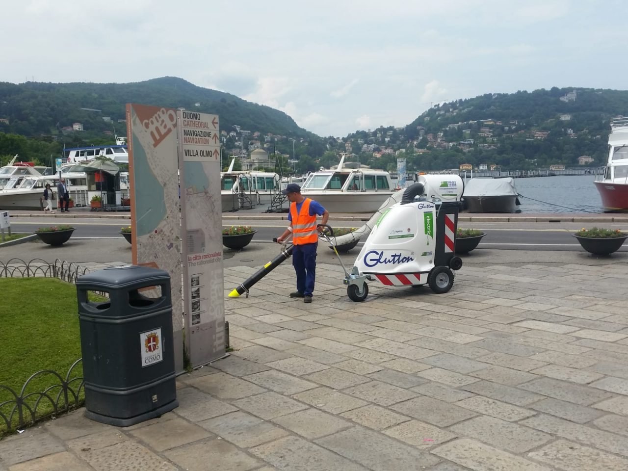 A Como il maxi aspiratore per rifiuti urbani