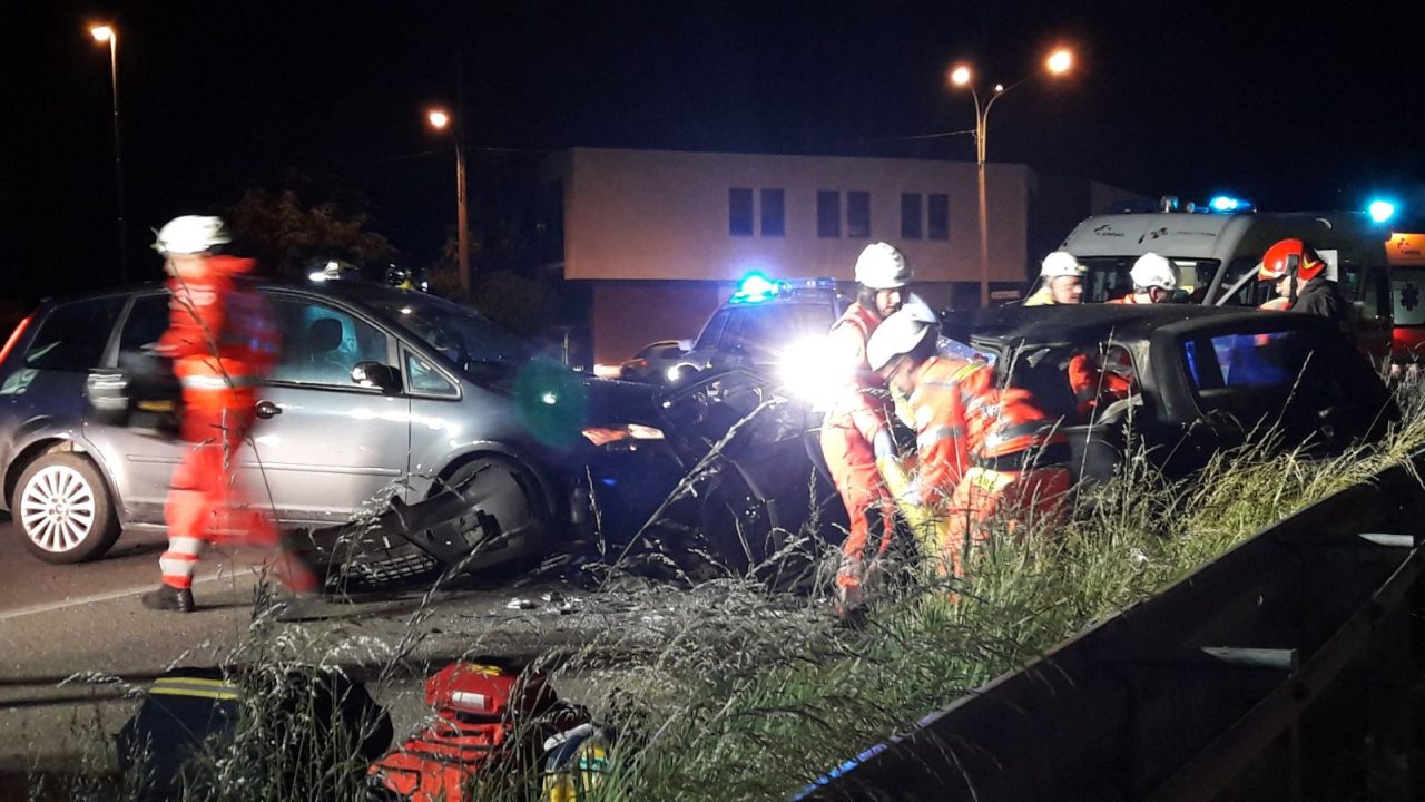 Scontro frontale tra due auto ad Arosio FOTO
