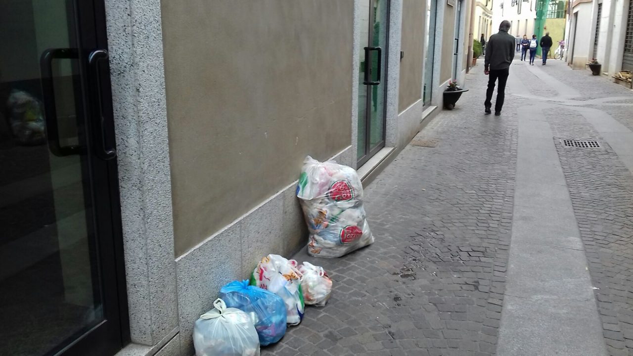 Raccolta rifiuti a Mariano cambia il giorno per la festività. I cittadini si lamentano FOTO