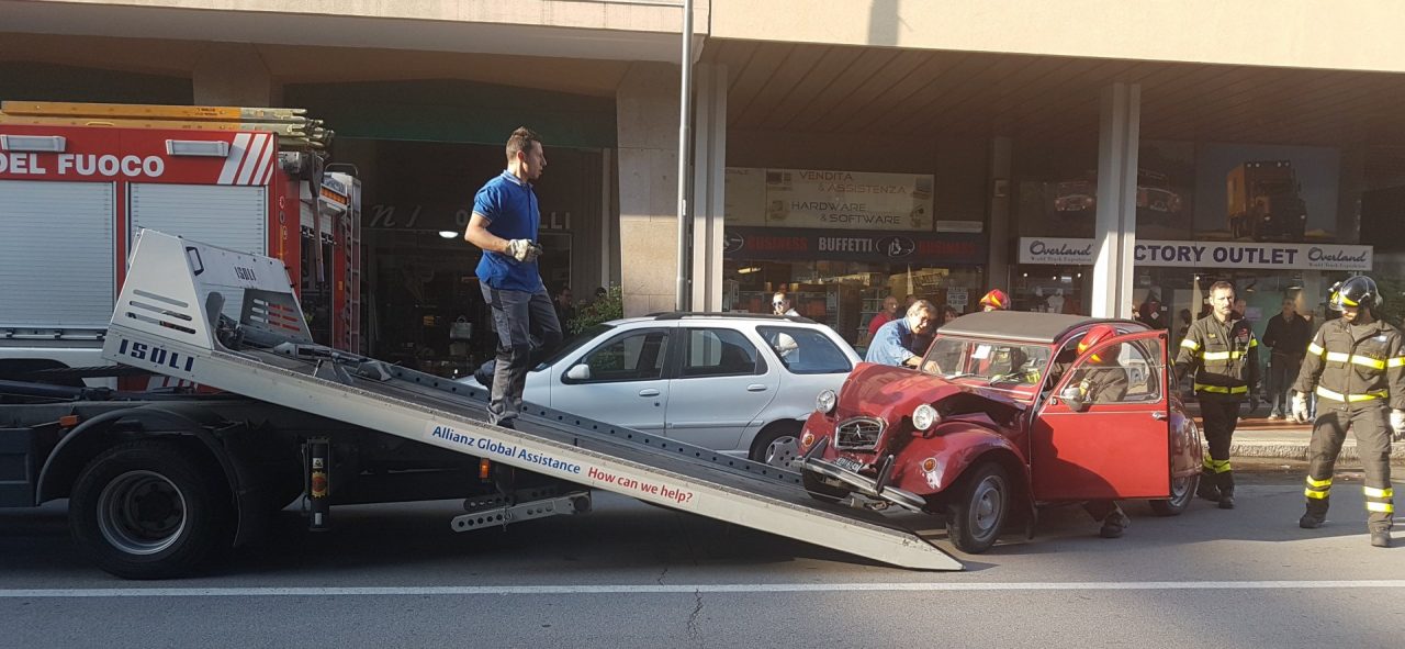 Anziano si schianta contro le auto in sosta