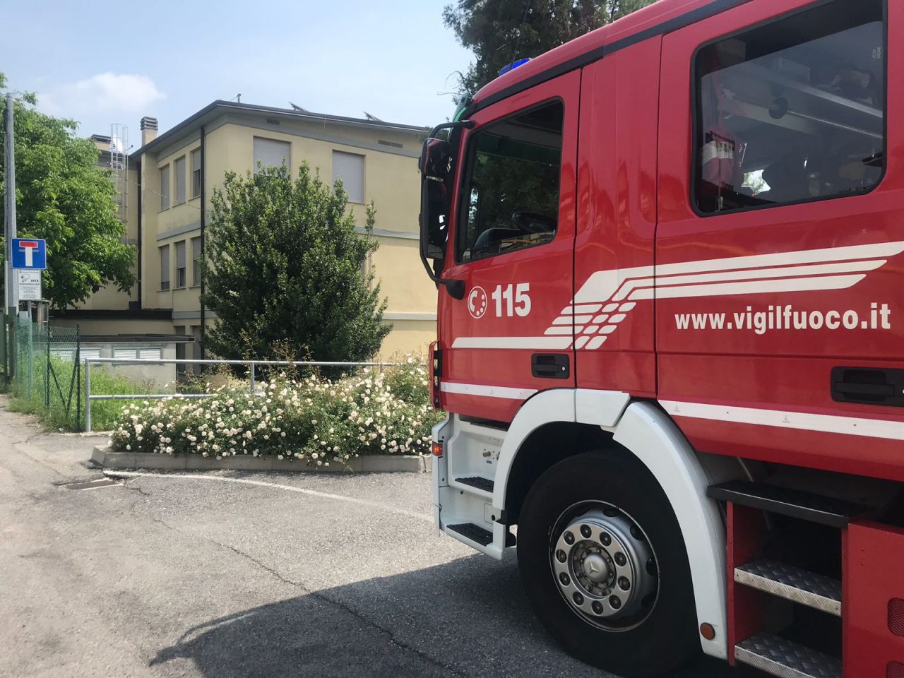 Allarme incendio a scuola evacuati gli studenti