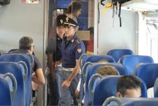 In mezzo ai binari per fermare il treno, delirio in stazione