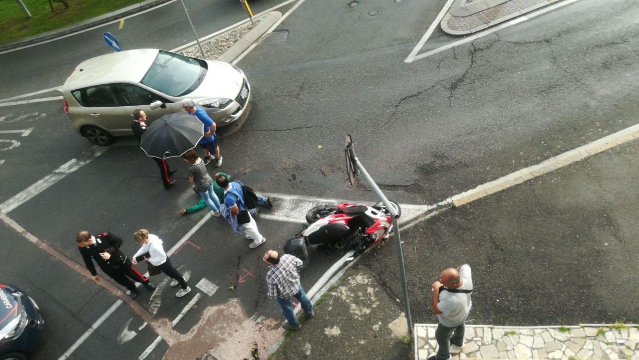 Nuovo incidente all’incrocio di via San Rocco a Mariano Comense FOTO