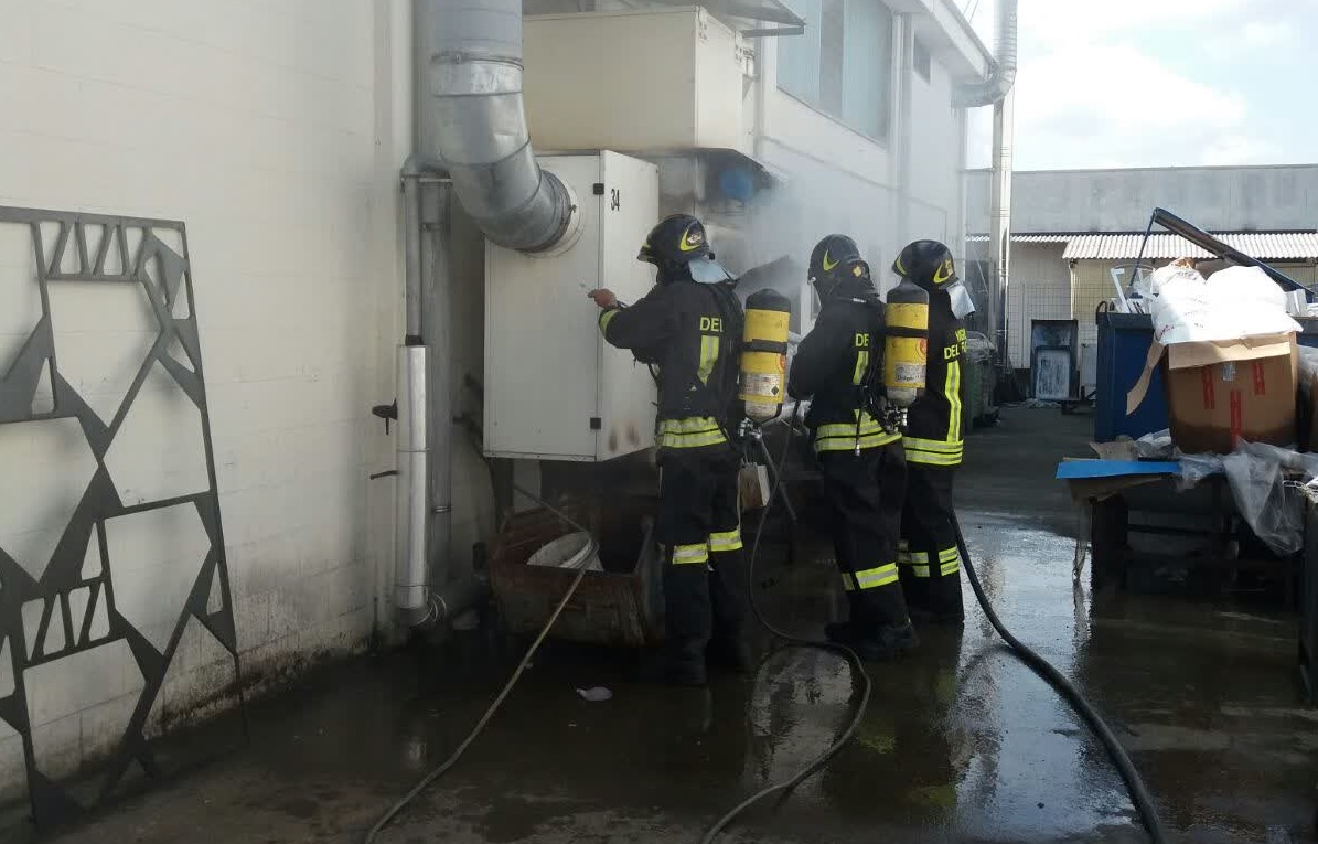 Principio di incendio in un’azienda che lavora il metallo a Cantù