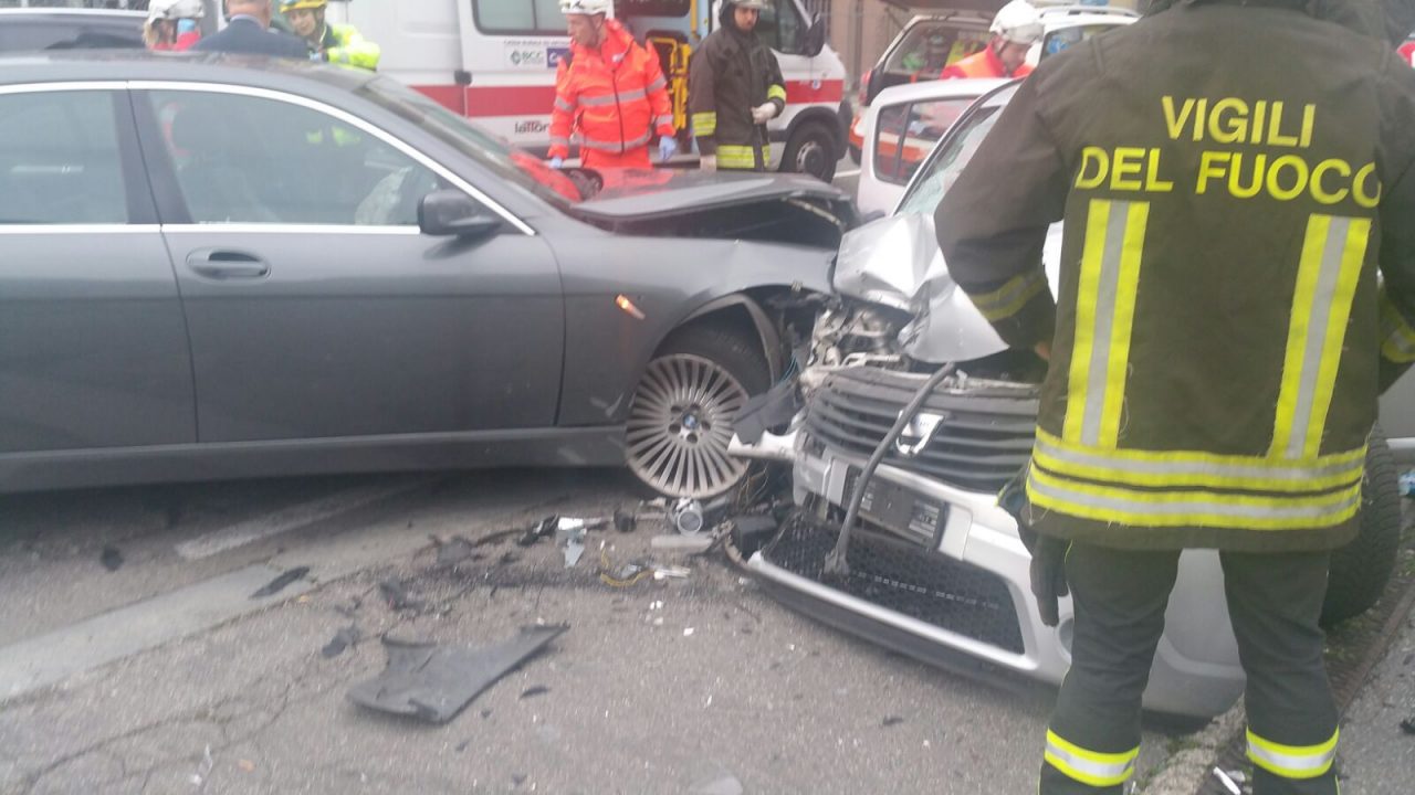Scontro tra auto a Cantù: tre i coinvolti FOTO