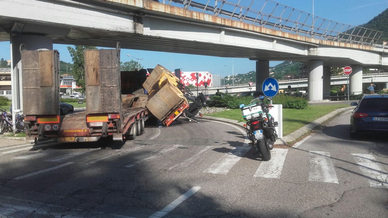 Camion urta il cavalcavia con lo schiacciasassi che trasportava FOTO