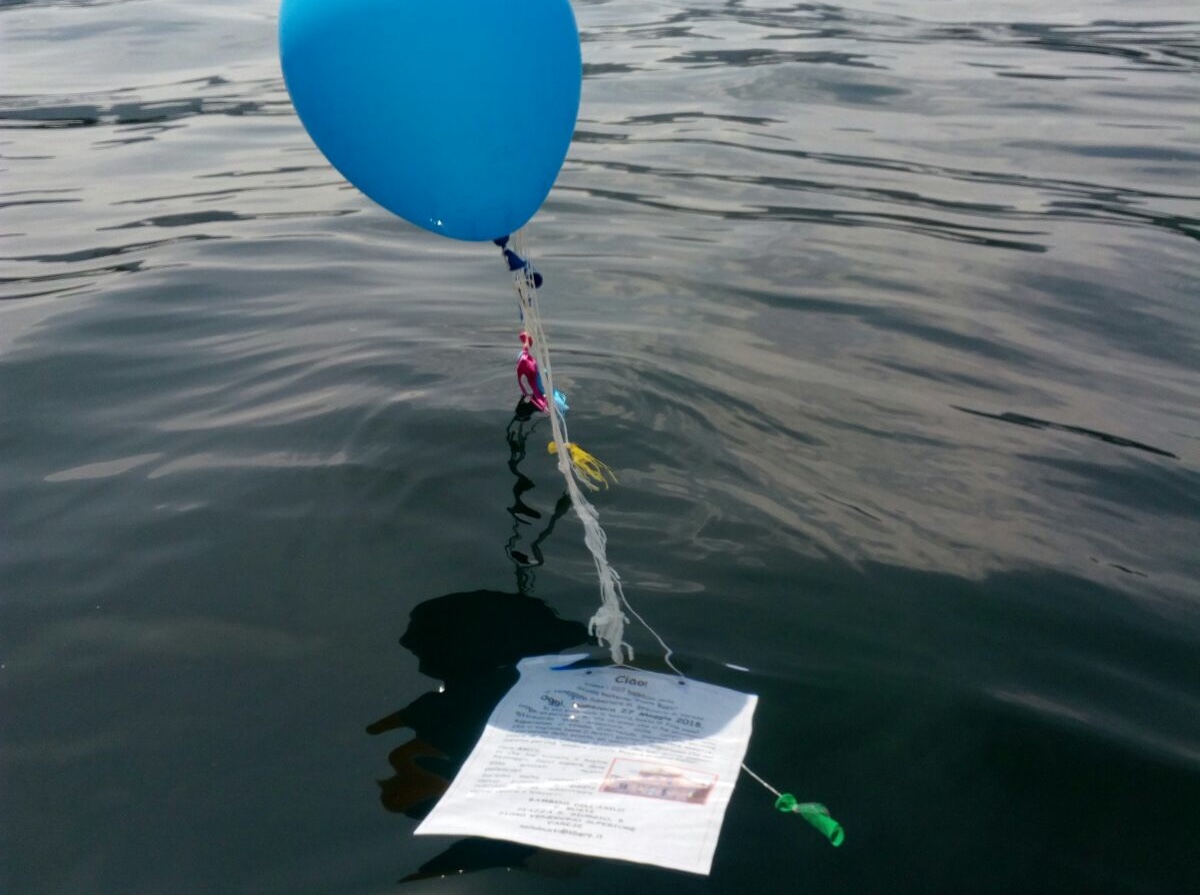 Festa all’asilo, il palloncino vola da Varese a Como