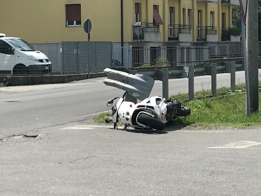 Un ferito nello scontro tra scooter e auto