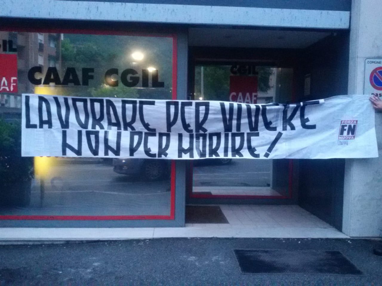 Striscione di Forza Nuova contro la Cgil