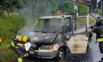 Incendio furgone in via Parini ad Albese