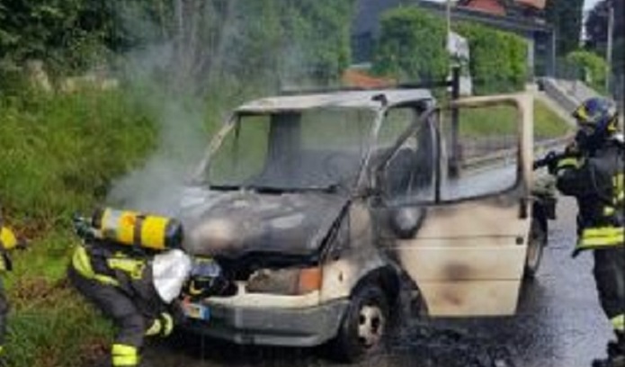 Incendio furgone in via Parini ad Albese