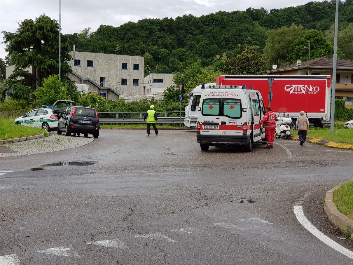 Scontro auto-moto sulla Briantea