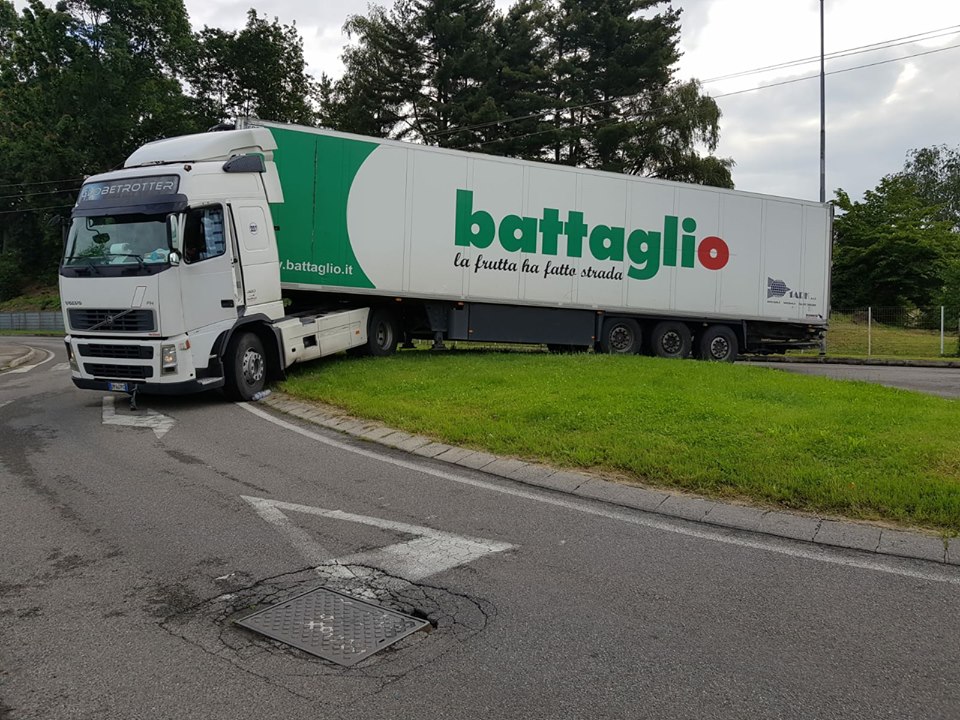 Tir incastrato attenzione alla viabilità