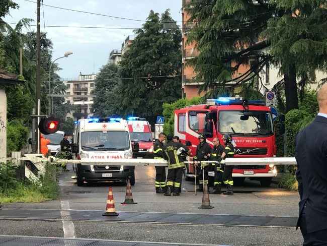 Travolto dal treno al passaggio a livello a Monza. Circolazione in tilt