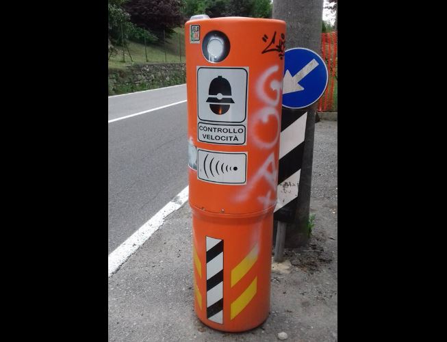 Autovelox via Montorfano imbrattato da vandali
