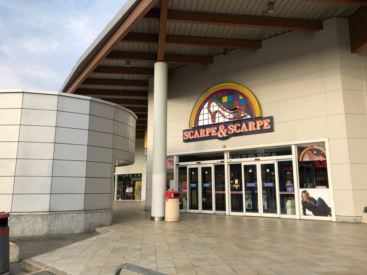 Rapina al centro commerciale bandito punta la pistola al collo della cassiera