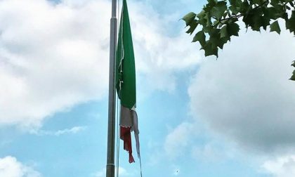 Bandiera italiana strappata Rapinese la sostituisce