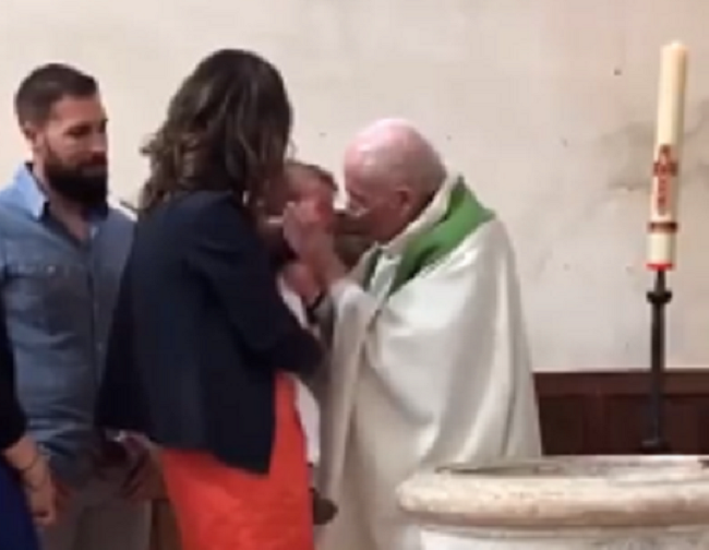 Prete schiaffeggia bambino durante il battesimo. L’attacco di Facchinetti