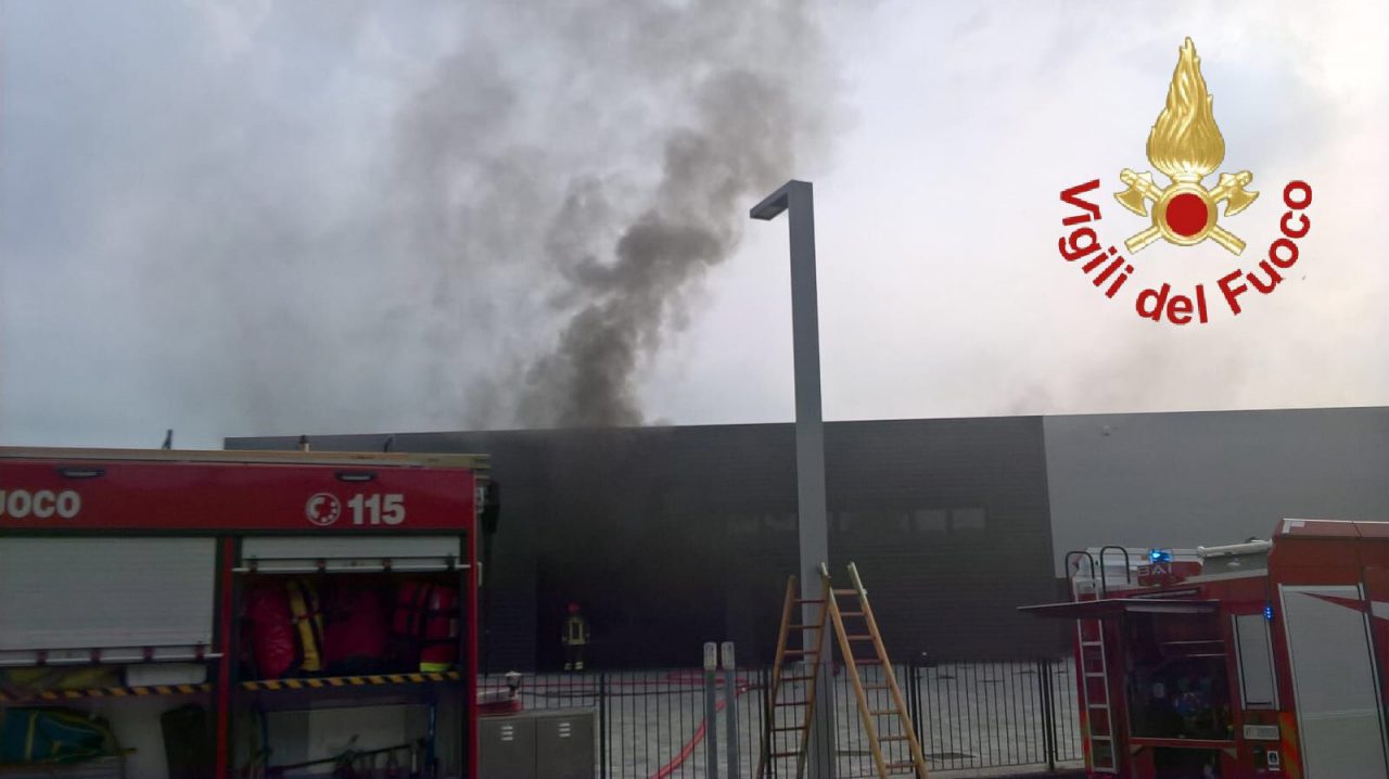 Incendio vettura all’interno di una concessionaria FOTO