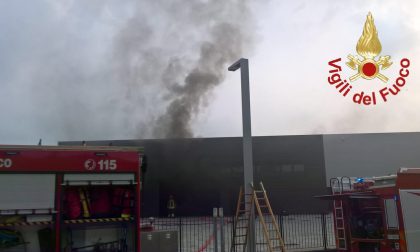 Incendio vettura all'interno di una concessionaria FOTO