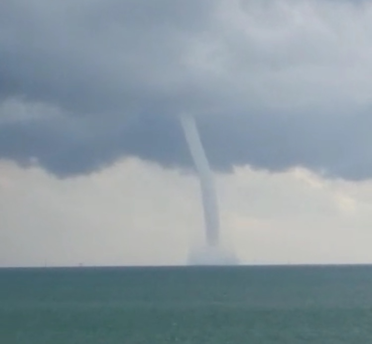 Tromba d’aria a Bellaria ripresa da alcuni olgiatesi VIDEO