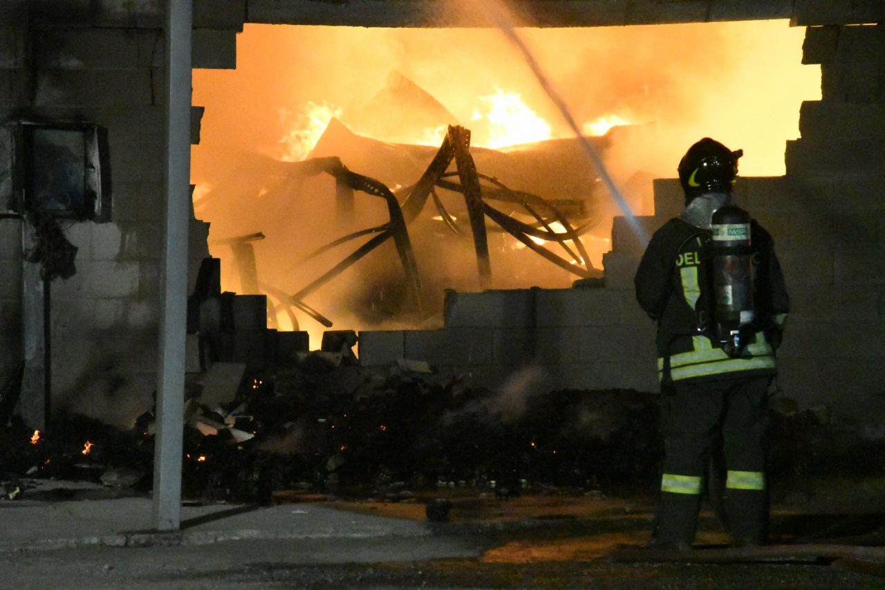 Incendio Carugo le fiamme avvolgono l’azienda FOTO