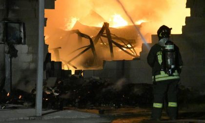 Incendio Carugo le fiamme avvolgono l'azienda FOTO