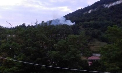 Grosso incendio nel bosco a Cesana Brianza