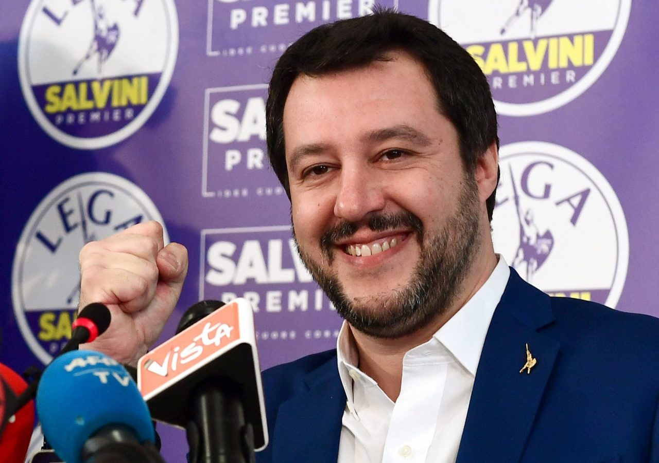 Matteo Salvini fa gli auguri di matrimonio a una coppia erbese