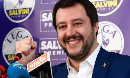 Matteo Salvini fa gli auguri di matrimonio a una coppia erbese