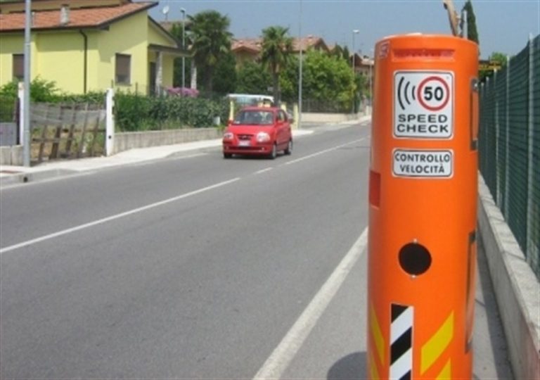 Speed check: a Turate si controlla la velocità