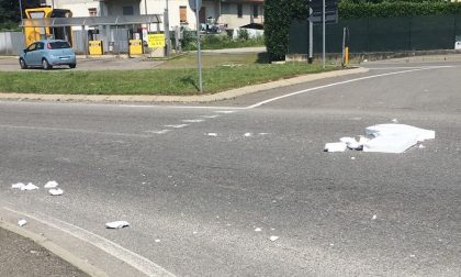 Camion perde parte del carico: strada invasa dal polistirolo
