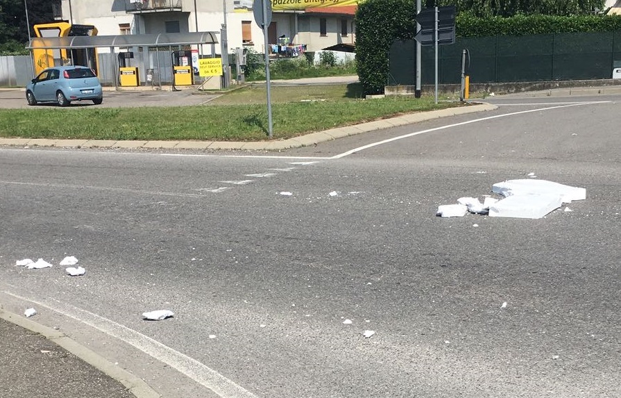 Camion perde parte del carico: strada invasa dal polistirolo