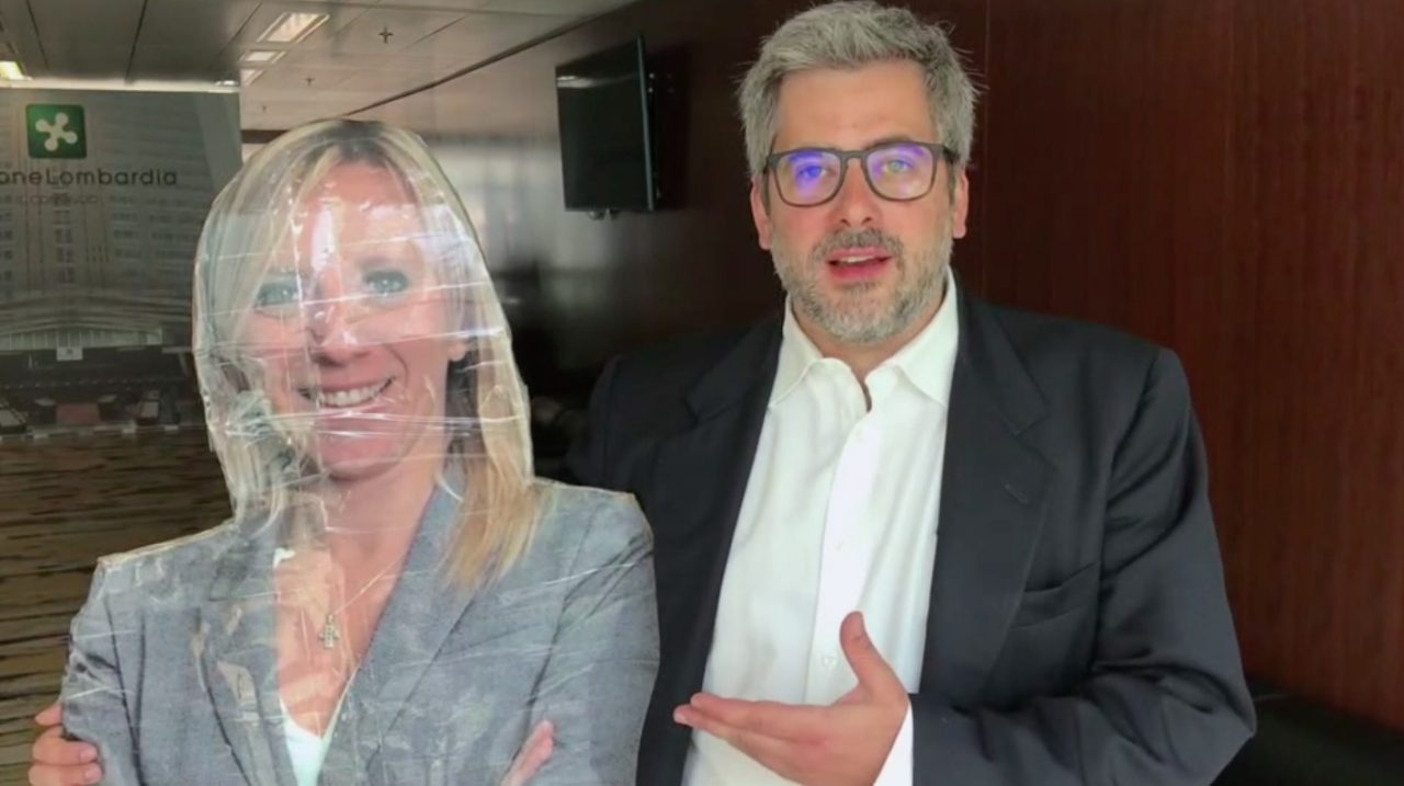 Assessore assente: al suo posto un cartonato VIDEO
