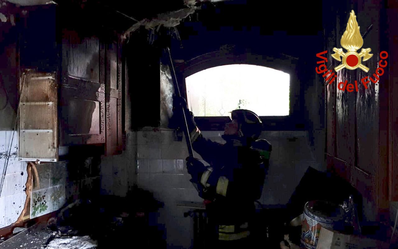 Vigili del Fuoco a Como: in fiamme la cucina di una villetta FOTO