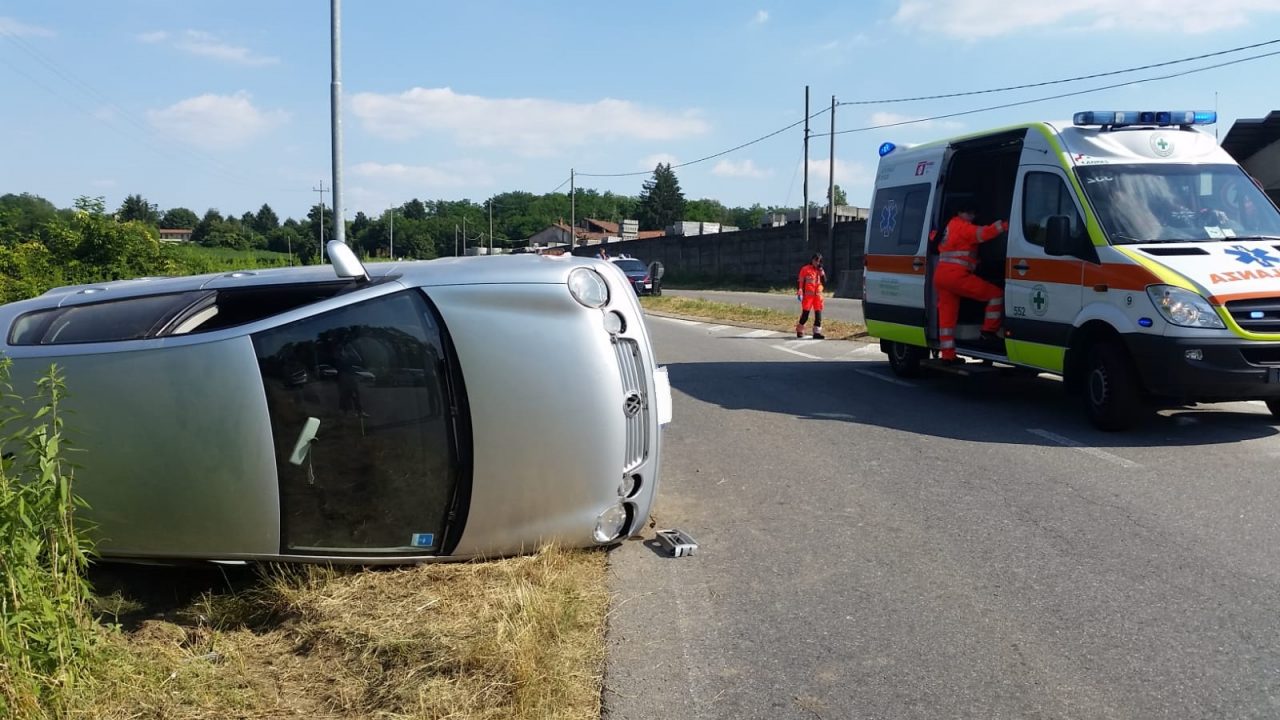 Ribaltamento in via Cucciago a Senna Comasco