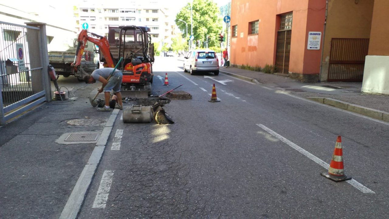 Lavori in via Palestro: ha ceduto un tombino