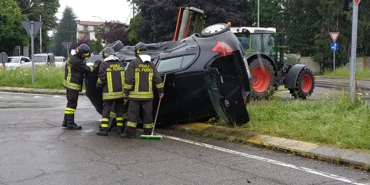 Auto ribaltata due persone soccorse VIDEO