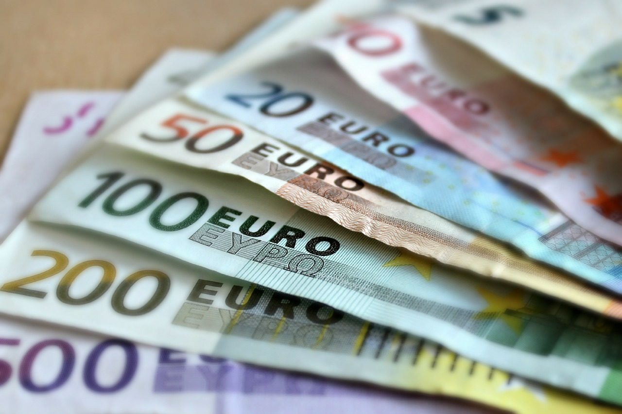 Trova 30 euro e li restituisce al proprietario