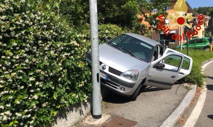 Auto in bilico dopo l'incidente FOTO