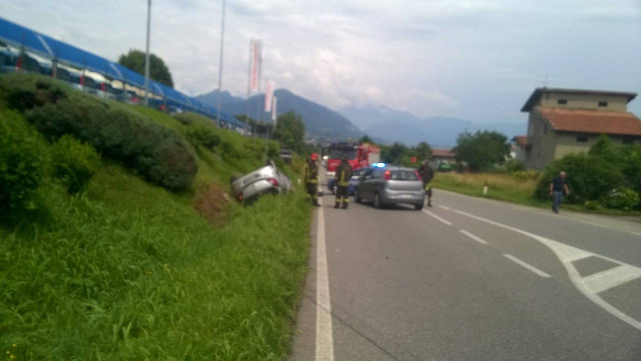 Auto si ribalta durante un inseguimento FOTO